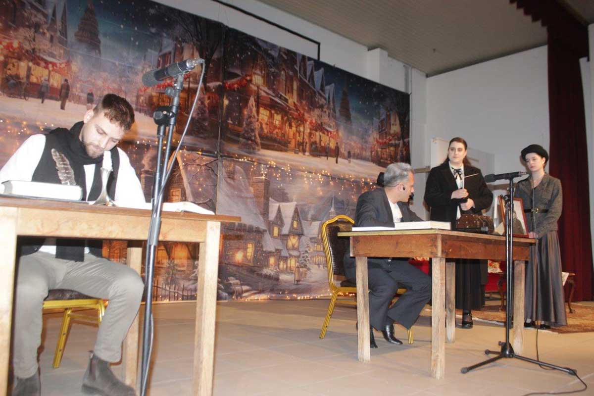 Πύλη: Απόφοιτοι του Λυκείου ανέβασαν τη «Χριστουγεννιάτικη Ιστορία» 10 χρόνια μετά