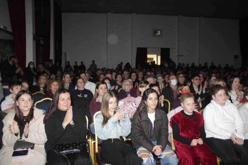 Πύλη: Απόφοιτοι του Λυκείου ανέβασαν τη «Χριστουγεννιάτικη Ιστορία» 10 χρόνια μετά