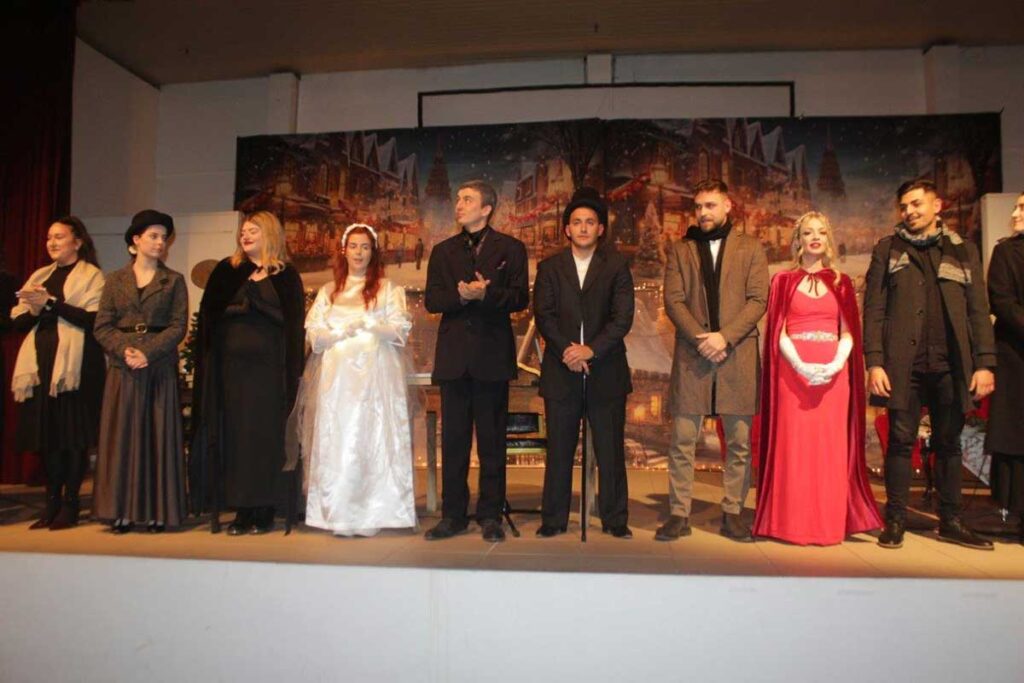 Πύλη: Απόφοιτοι του Λυκείου ανέβασαν τη «Χριστουγεννιάτικη Ιστορία» 10 χρόνια μετά