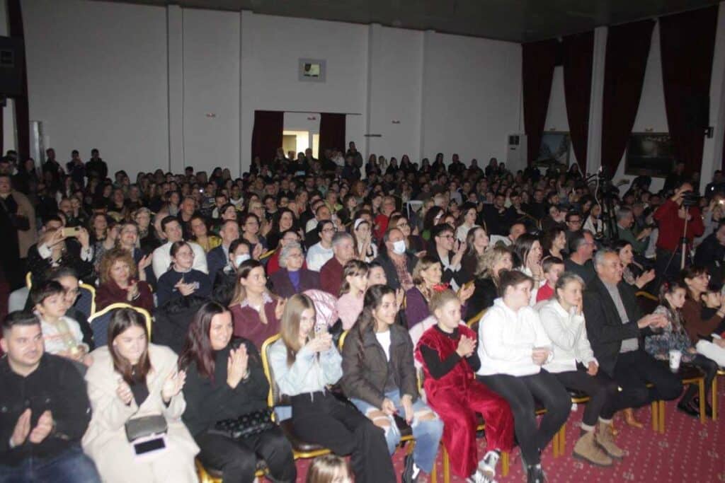 Πύλη: Απόφοιτοι του Λυκείου ανέβασαν τη «Χριστουγεννιάτικη Ιστορία» 10 χρόνια μετά