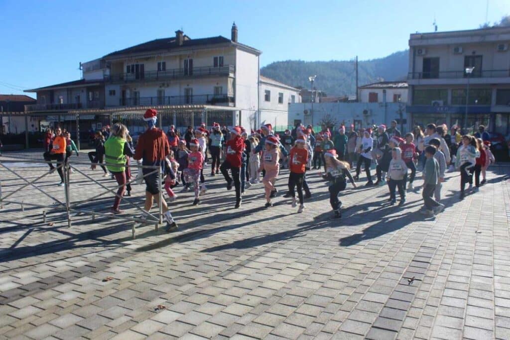 Με επιτυχία το 2ο Santa Run Πύλης 2025 με εκατοντάδες δρομείς