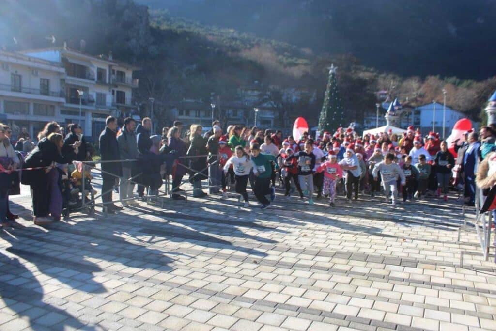 Με επιτυχία το 2ο Santa Run Πύλης 2025 με εκατοντάδες δρομείς