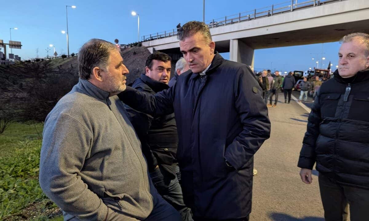 Στο μπλόκο της Νίκαιας ο Δήμαρχος Λαρισαίων – Στήριξη στους αγρότες
