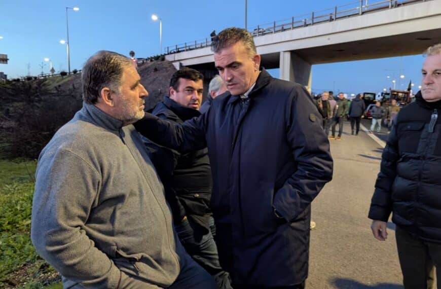 Ο Δήμαρχος Λαρισαίων στο μπλόκο των αγροτών στον κόμβο της Νίκαιας