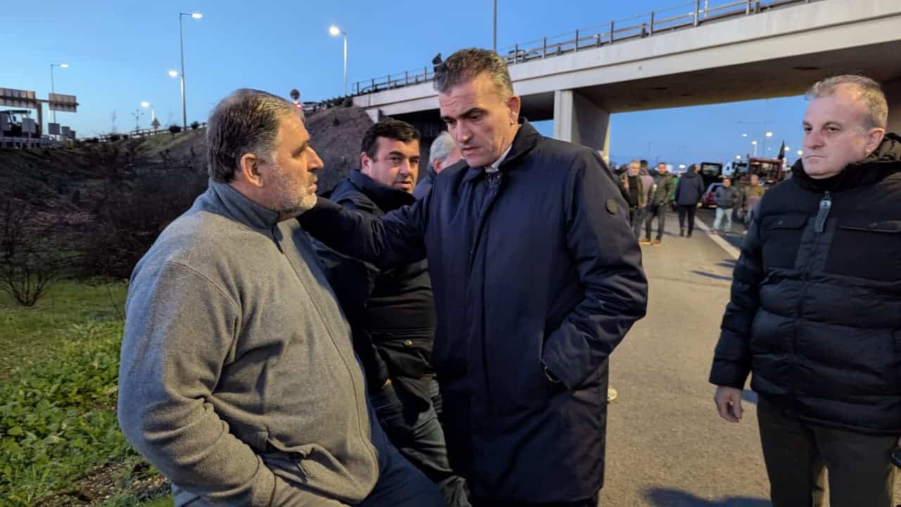 Στο μπλόκο της Νίκαιας ο Δήμαρχος Λαρισαίων – Στήριξη στους αγρότες
