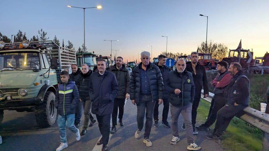 Ο Δήμαρχος Λαρισαίων στο μπλόκο των αγροτών στον κόμβο της Νίκαιας