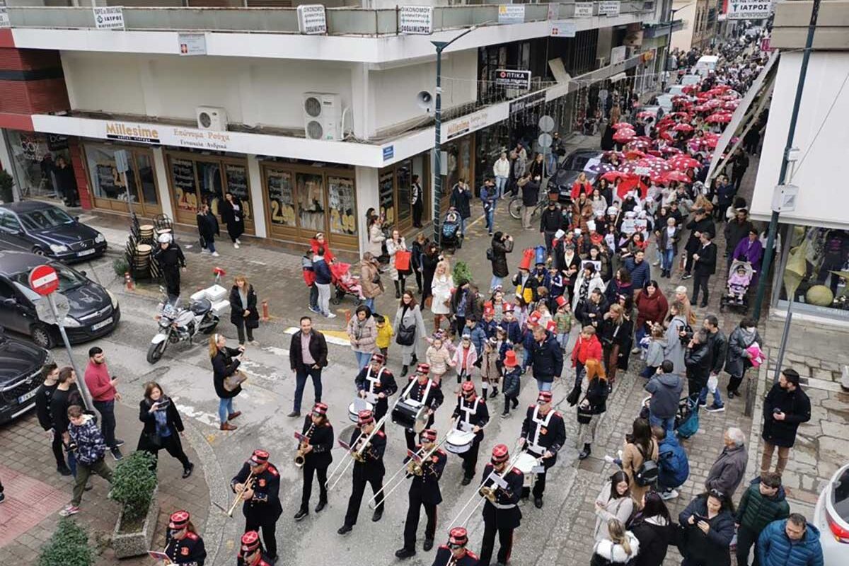 Μεγάλη Χριστουγεννιάτικη παρέλαση στα Τρίκαλα με θέμα τον Πίτερ Παν