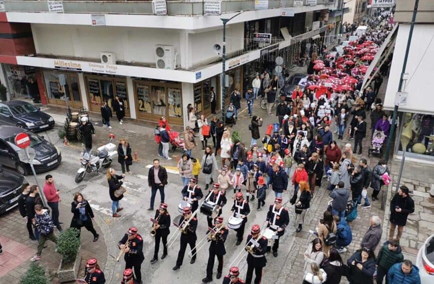 Χριστουγεννιάτικη παρέλαση Μύλου των Ξωτικών στα Τρίκαλα