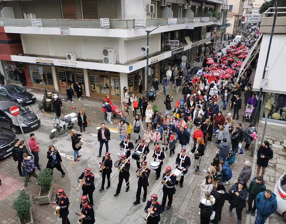Μεγάλη Χριστουγεννιάτικη παρέλαση στα Τρίκαλα με θέμα τον Πίτερ Παν