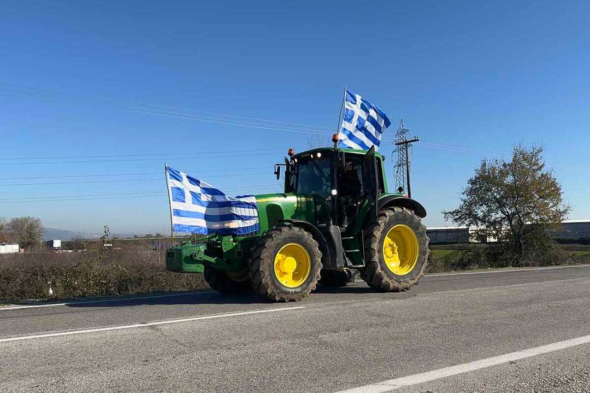 Λίγα τρακτέρ, μεγάλες ουρές στη γέφυρα Πηνειού