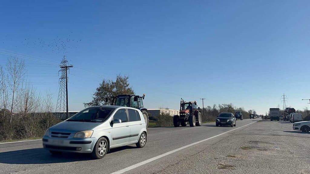 Λίγα τρακτέρ, μεγάλες ουρές στη γέφυρα Πηνειού