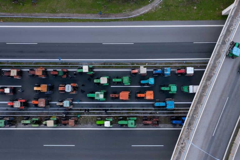 «Φωτιά» στα μπλόκα: Αγρότες κλείνουν δρόμους, η κυβέρνηση «σκληραίνει» τη στάση