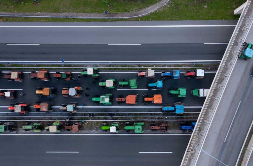 «Φωτιά» στα μπλόκα: Αγρότες κλείνουν δρόμους, η κυβέρνηση «σκληραίνει» τη στάση