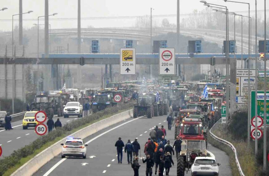 Αγροτικές κινητοποιήσεις: Οργή στην κοινωνία πριν τα Χριστούγεννα