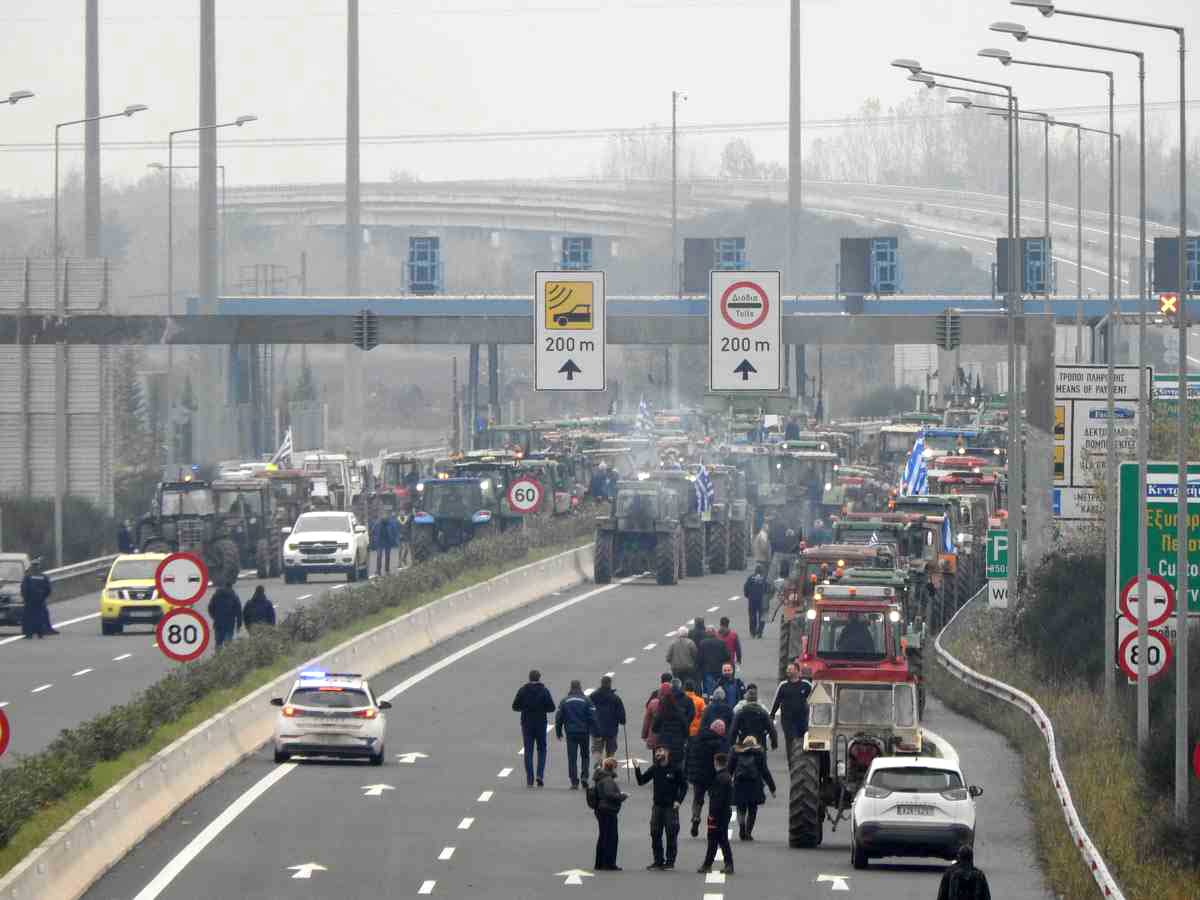 Αγροτικές κινητοποιήσεις: Οργή στην κοινωνία πριν τα Χριστούγεννα