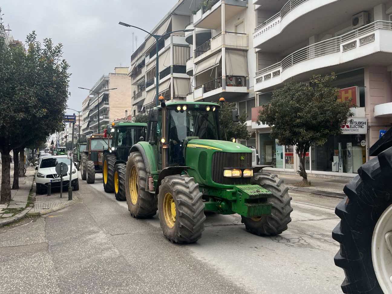Αγρότες σε μπλόκα: Τα λεφτά χάθηκαν, η οργή ξεχειλίζει