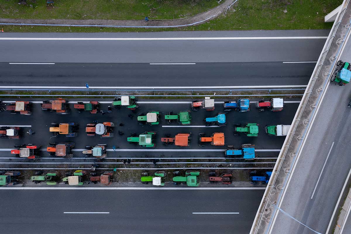 «Φωτιά» στα μπλόκα: Αγρότες κλείνουν δρόμους, η κυβέρνηση «σκληραίνει» τη στάση