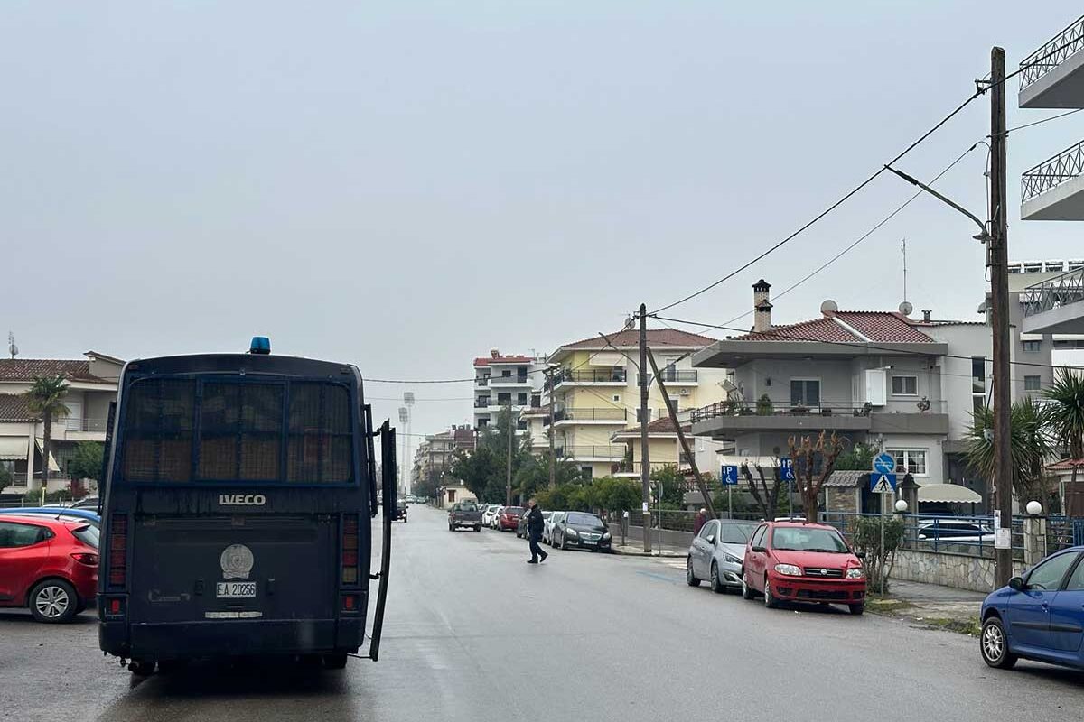 Φθορές σε δύο οχήματα της Αστυνομίας Τρικάλων στα μπλόκα της Καρδίτσας