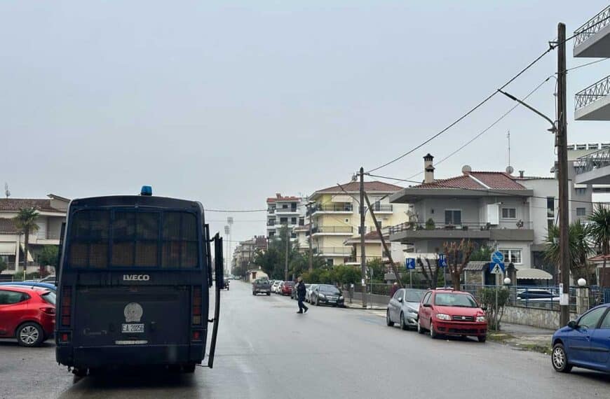 Φθορές σε δύο οχήματα της Αστυνομίας Τρικάλων στα μπλόκα της Καρδίτσας
