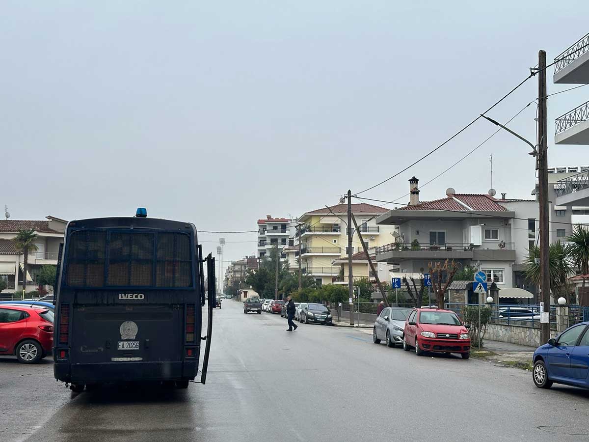 Φθορές σε δύο οχήματα της Αστυνομίας Τρικάλων στα μπλόκα της Καρδίτσας