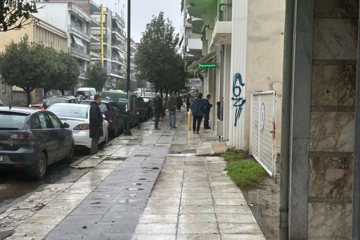 Ουρές στα ΑΤΜ των Τρικάλων: Ταλαιπωρία την Παραμονή Χριστουγέννων