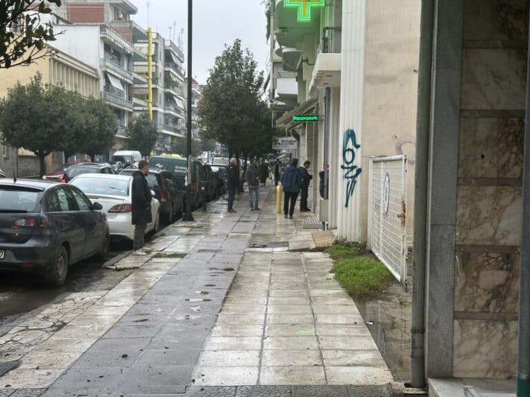 Ουρές στα ΑΤΜ των Τρικάλων: Ταλαιπωρία την Παραμονή Χριστουγέννων