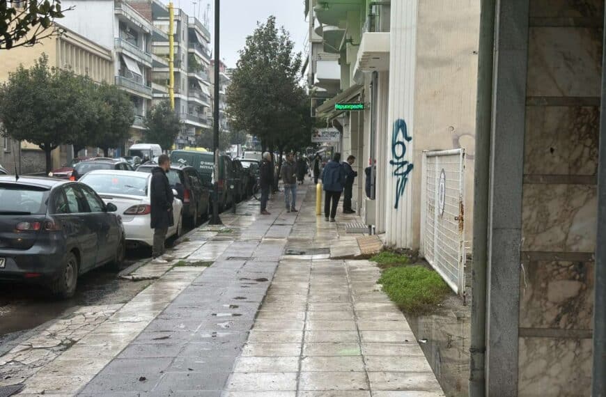 Ουρές στα ΑΤΜ των Τρικάλων: Ταλαιπωρία την Παραμονή Χριστουγέννων