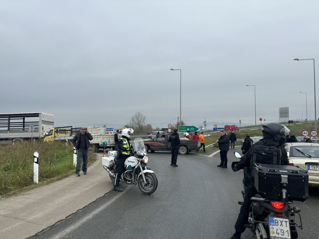 Αγρότες μετακινήθηκαν στα διόδια Λόγγου – Αναστάτωση στον Ε65 με νταλίκες σε όπισθεν