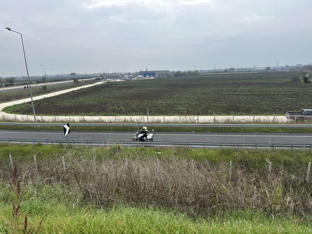 Αγρότες μετακινήθηκαν στα διόδια Λόγγου – Αναστάτωση στον Ε65 με νταλίκες σε όπισθεν