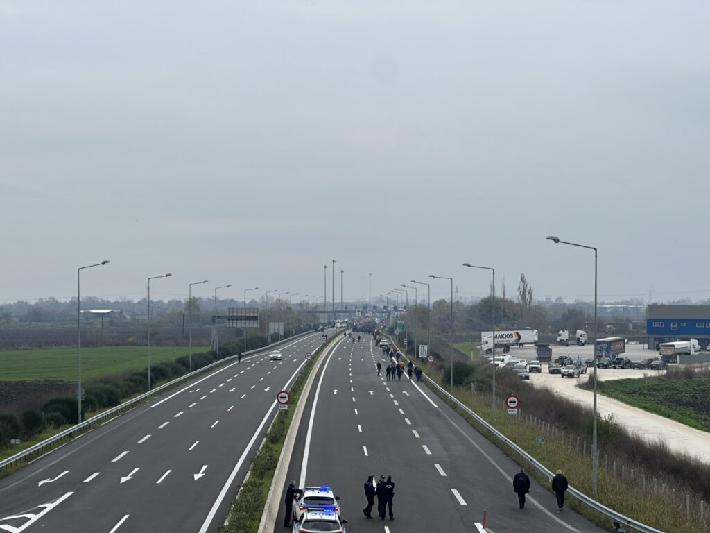 Αγρότες μετακινήθηκαν στα διόδια Λόγγου – Αναστάτωση στον Ε65 με νταλίκες σε όπισθεν