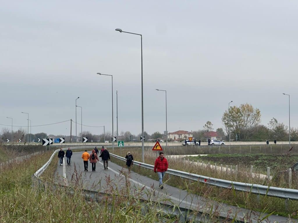 Αγρότες μετακινήθηκαν στα διόδια Λόγγου – Αναστάτωση στον Ε65 με νταλίκες σε όπισθεν