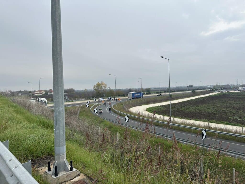 Αγρότες μετακινήθηκαν στα διόδια Λόγγου – Αναστάτωση στον Ε65 με νταλίκες σε όπισθεν