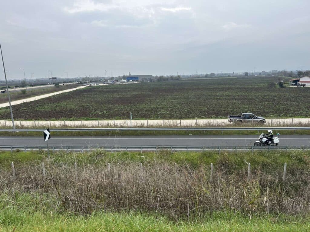 Αγρότες μετακινήθηκαν στα διόδια Λόγγου – Αναστάτωση στον Ε65 με νταλίκες σε όπισθεν