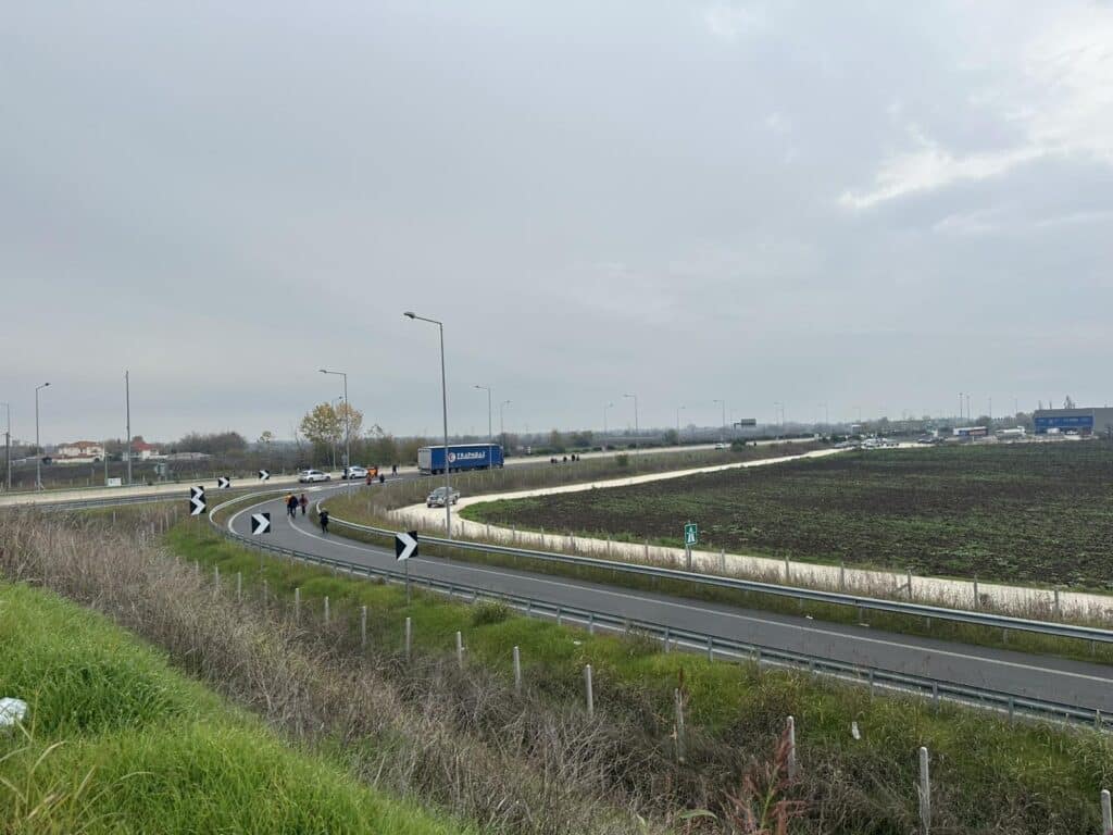 Αγρότες μετακινήθηκαν στα διόδια Λόγγου – Αναστάτωση στον Ε65 με νταλίκες σε όπισθεν