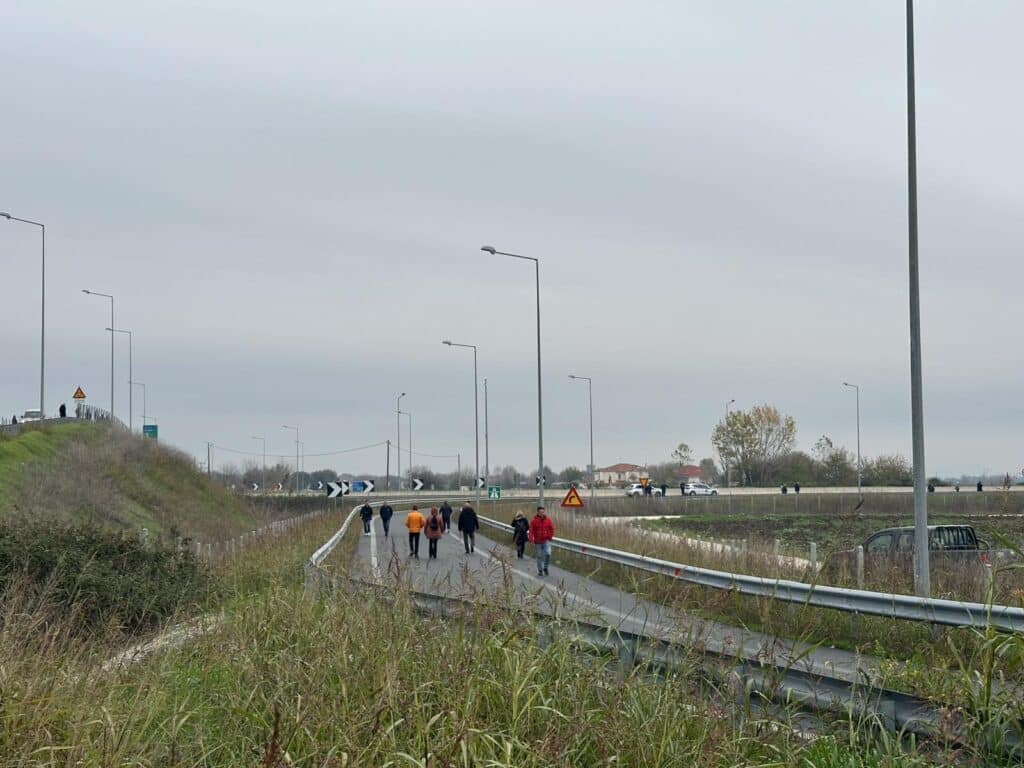 Αγρότες μετακινήθηκαν στα διόδια Λόγγου – Αναστάτωση στον Ε65 με νταλίκες σε όπισθεν