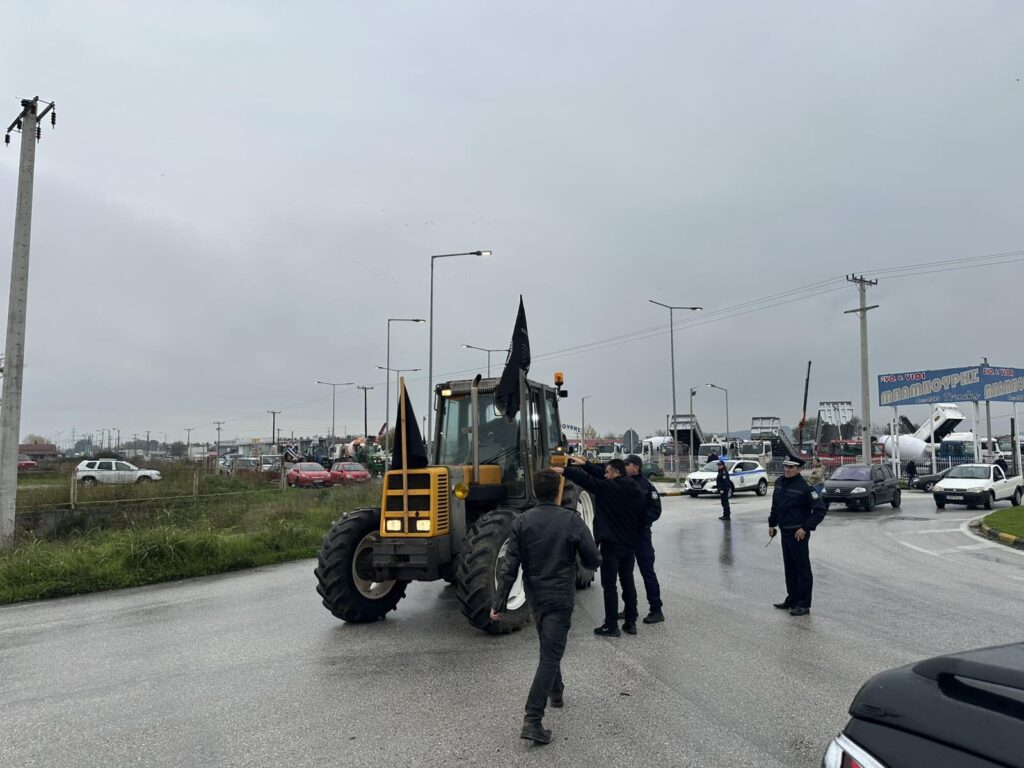 Αγρότες τώρα στον κόμβο Μεγαλοχωρίου – Κίνηση με οδηγίες της Αστυνομίας