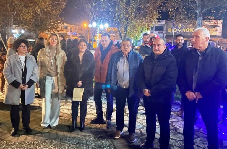 Μεγαλοχώρι: Φωταγωγήθηκε το χριστουγεννιάτικο δέντρο
