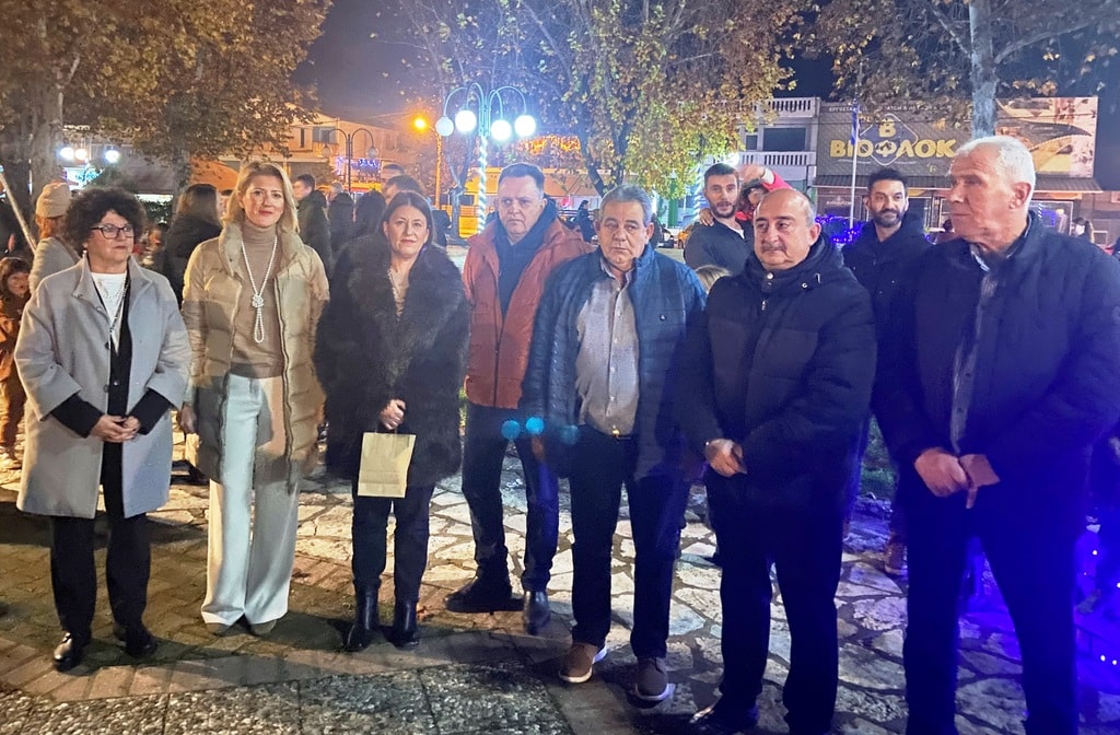 Μεγαλοχώρι: Φωταγωγήθηκε το χριστουγεννιάτικο δέντρο