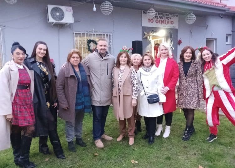 Δενδροχώρι Τρικάλων: Άναψε το δέντρο και «ζωντάνεψε» το Μπισκοτοχώρι