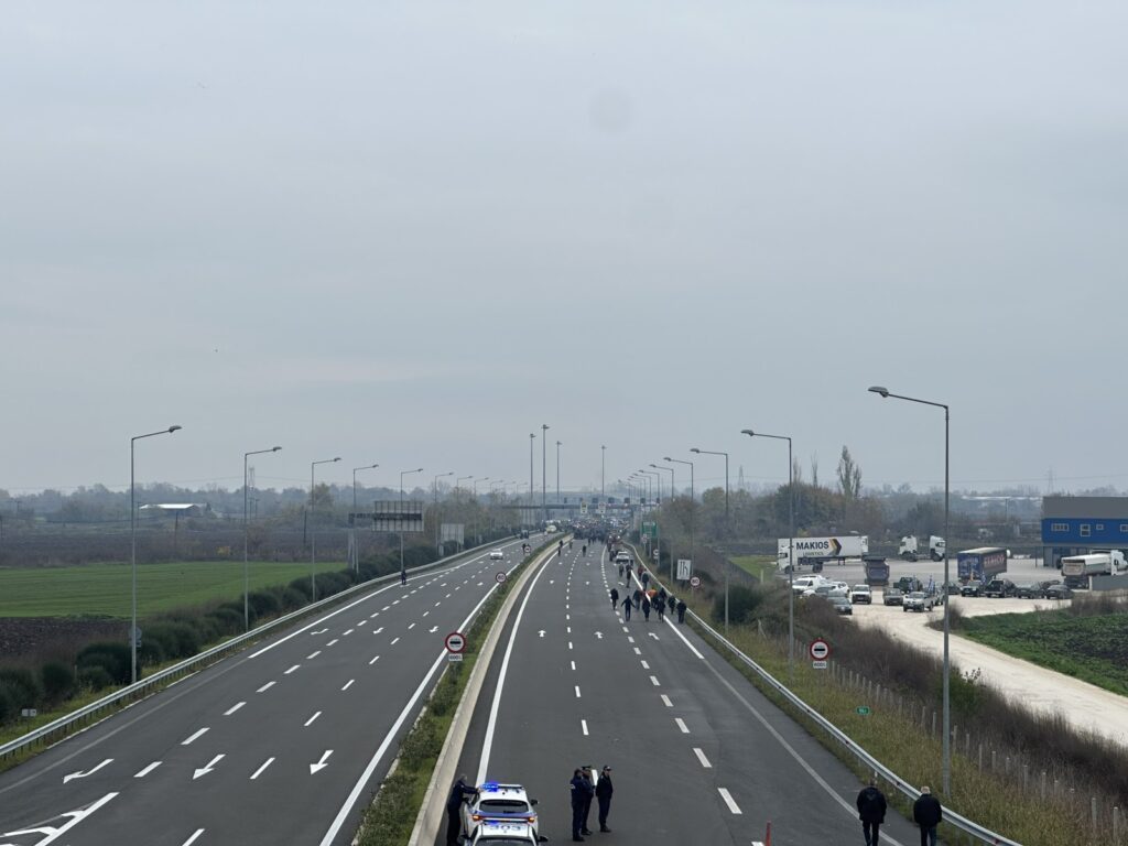 Αγρότες μετακινήθηκαν στα διόδια Λόγγου – Αναστάτωση στον Ε65 με νταλίκες σε όπισθεν