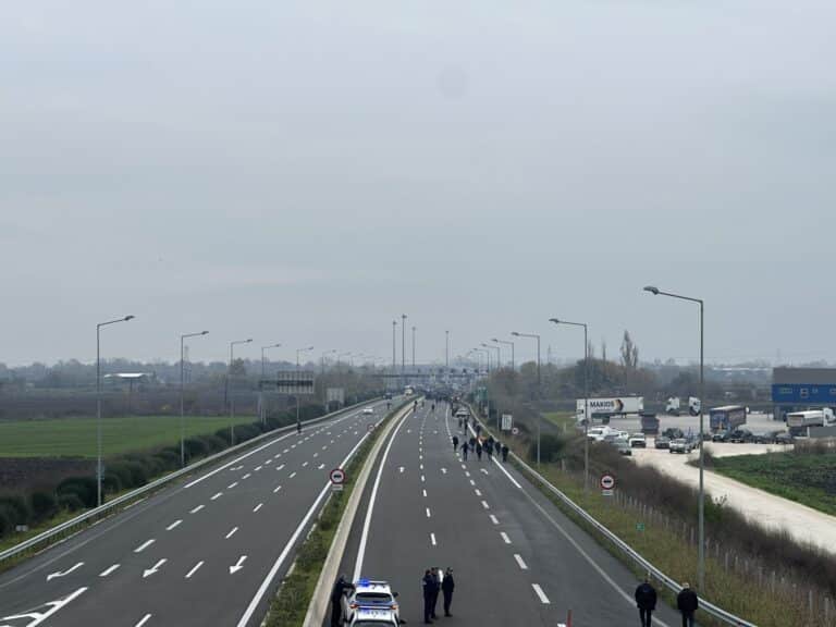 Αγρότες μετακινήθηκαν στα διόδια Λόγγου – Αναστάτωση στον Ε65 με νταλίκες σε όπισθεν