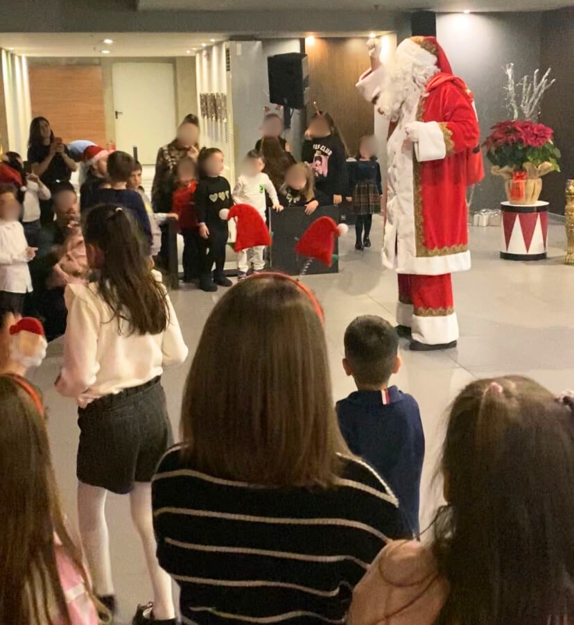 Εικόνα που περιέχει άτομο, εσωτερικός χώρος, ρουχισμός, άνδρας
Το περιεχόμενο που δημιουργείται από AI ενδέχεται να είναι εσφαλμένο.