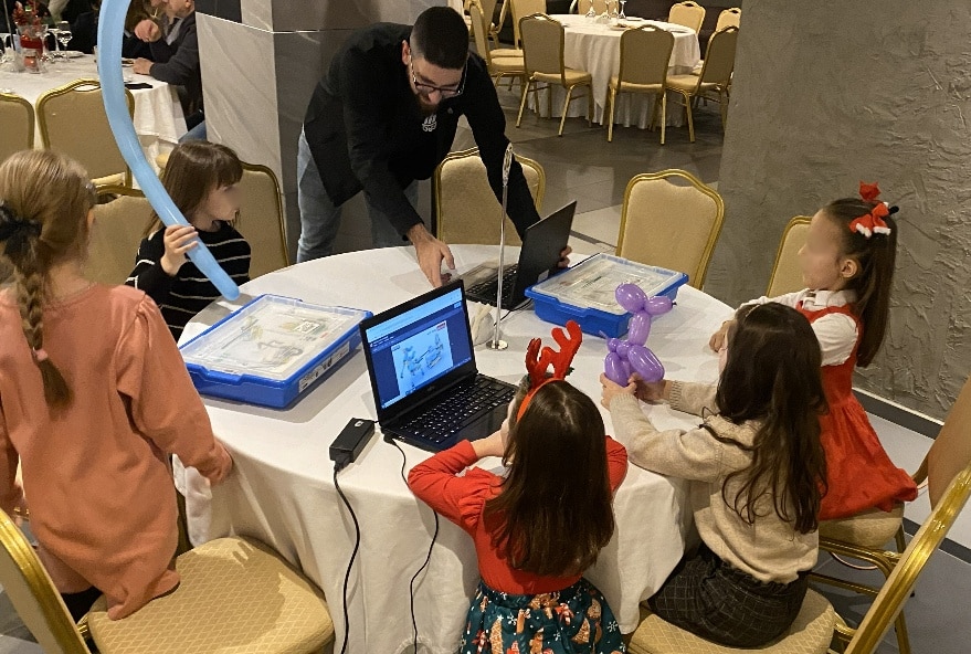 Εικόνα που περιέχει ρουχισμός, άτομο, φορητός υπολογιστής, υπολογιστής
Το περιεχόμενο που δημιουργείται από AI ενδέχεται να είναι εσφαλμένο.