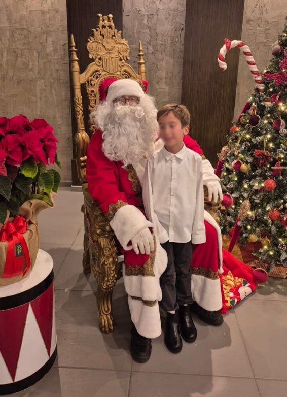 Εικόνα που περιέχει χριστουγεννιάτικο δέντρο, ρουχισμός, Παραμονή Χριστουγέννων, εσωτερικός χώρος
Το περιεχόμενο που δημιουργείται από AI ενδέχεται να είναι εσφαλμένο.