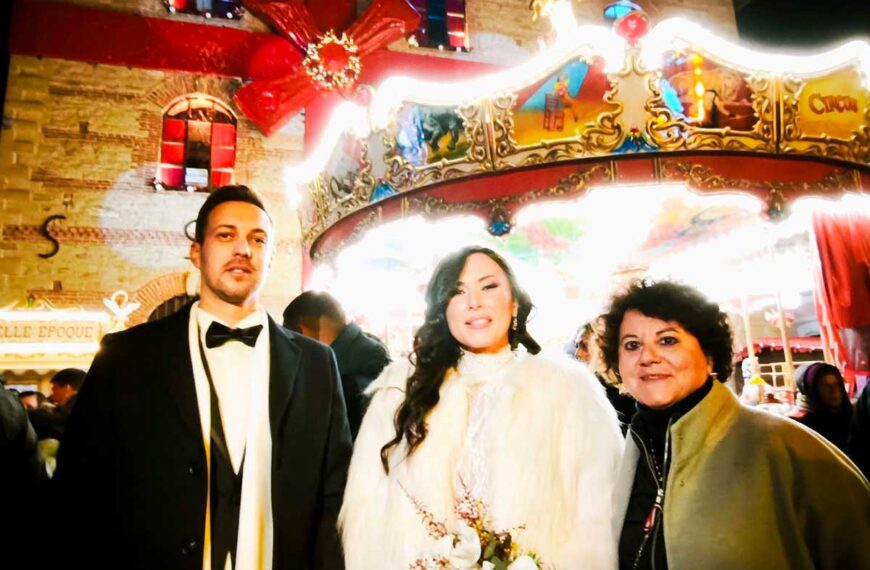 Νεόνυμφοι φωτογραφίζονται στον Μύλο των Ξωτικών στα Τρίκαλα μέσα σε χριστουγεννιάτικο σκηνικό.