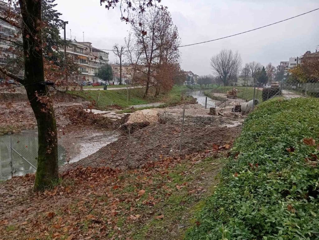 Στο έλεος του χειμώνα η γέφυρα του Αγίου Κωνσταντίνου και σε απόγνωση οι γονείς