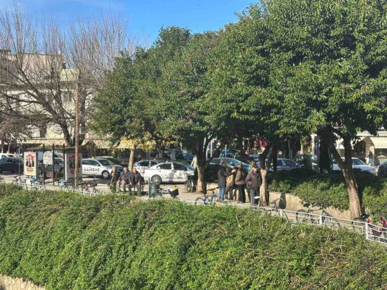 Ηλικιωμένοι στα παγκάκια του Ληθαίου στα Τρίκαλα, Δεκέμβριος 2025.