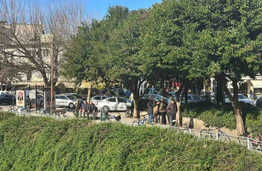 Ηλικιωμένοι στα παγκάκια του Ληθαίου στα Τρίκαλα, Δεκέμβριος 2025.