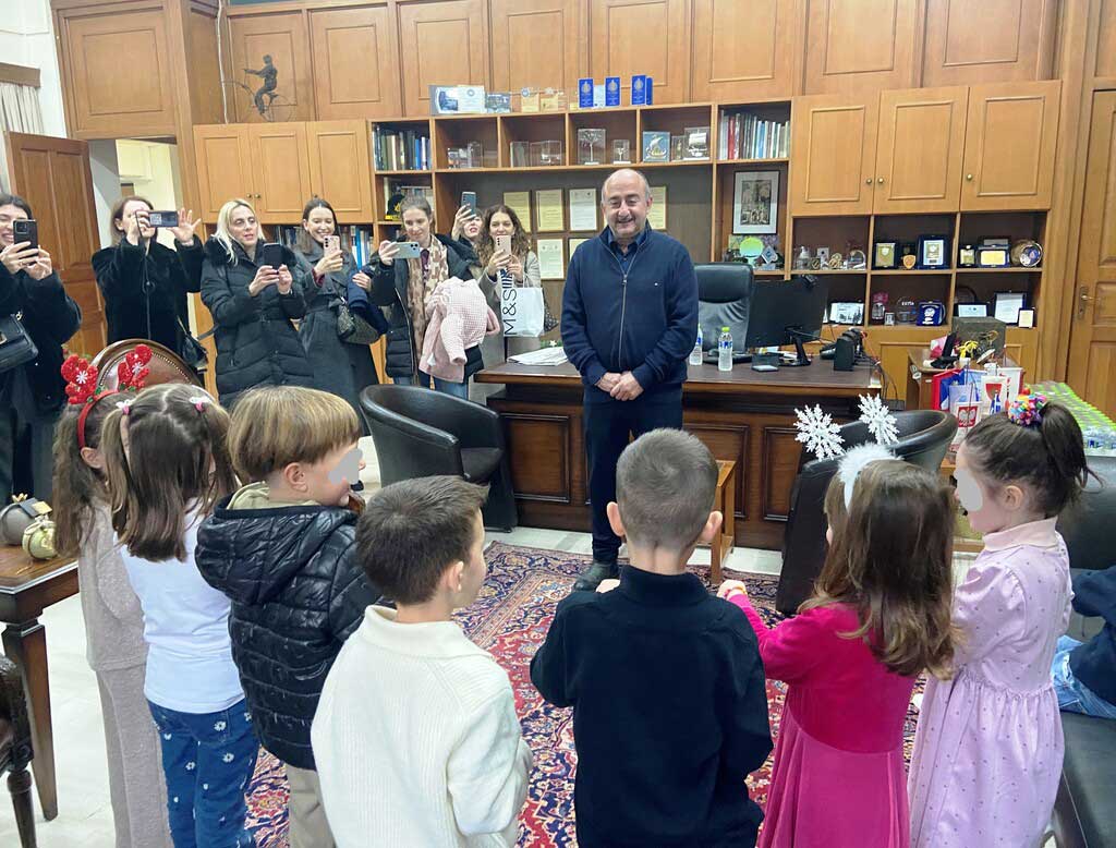 Πλημμύρισε με χριστουγεννιάτικες μελωδίες και παιδικά χαμόγελα το Δημαρχείο Τρικάλων