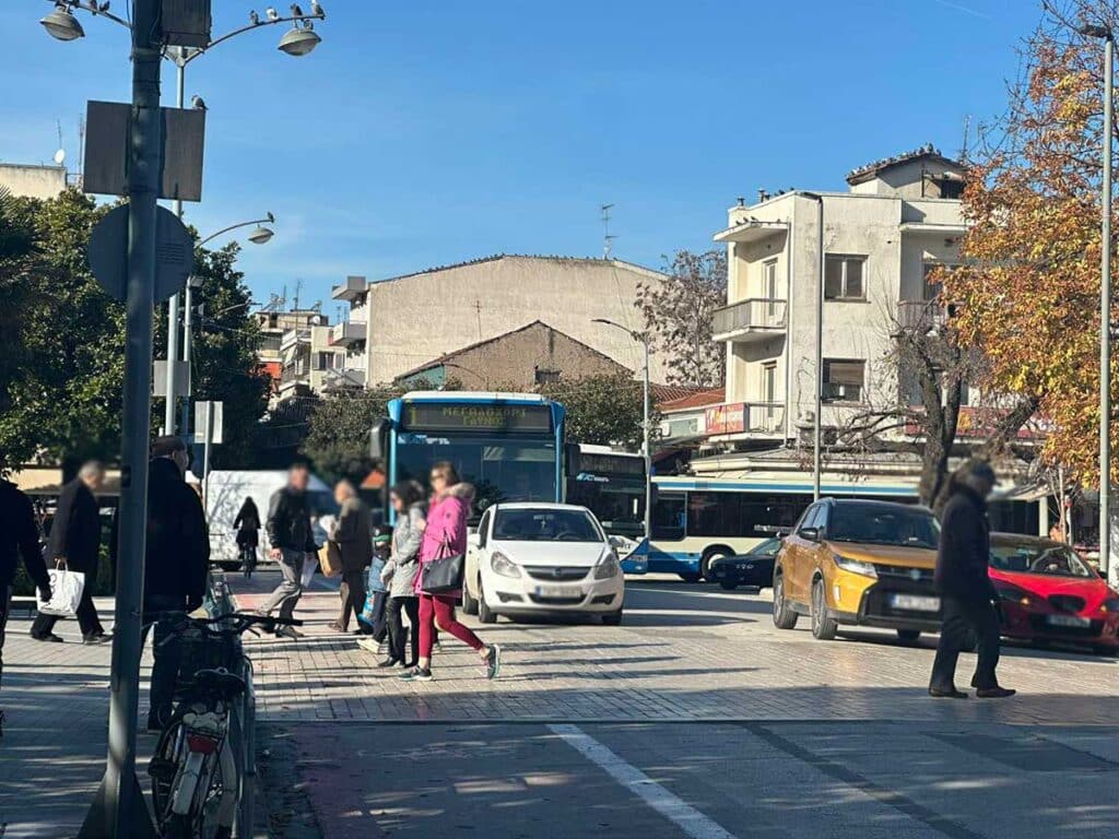 Ήλιος και κίνηση στο κέντρο των Τρικάλων σήμερα